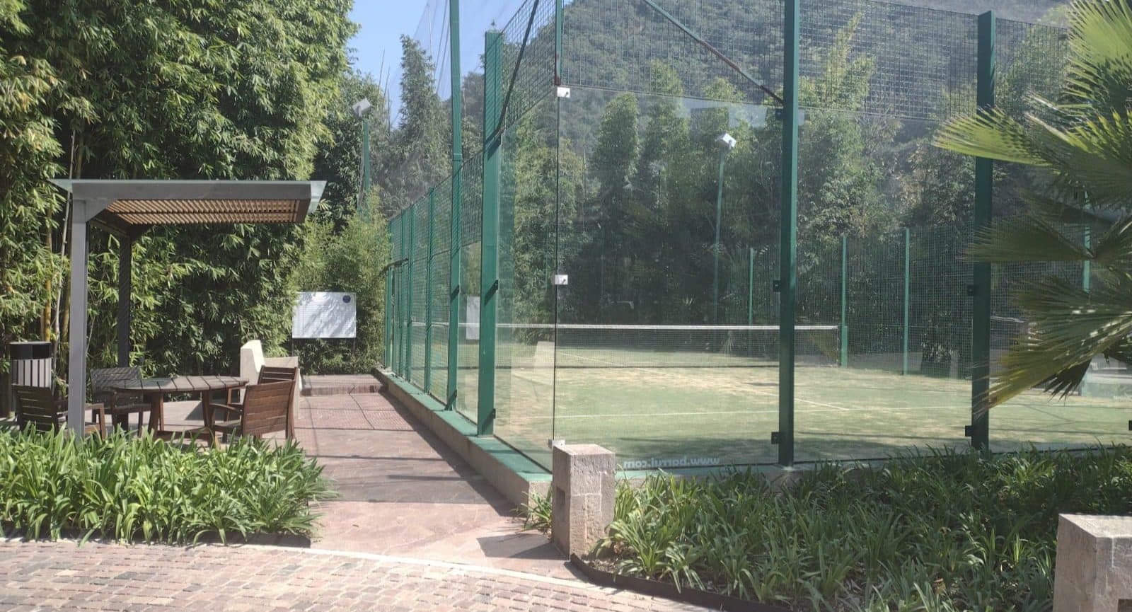 Residencial Puerta del Lago padel courts