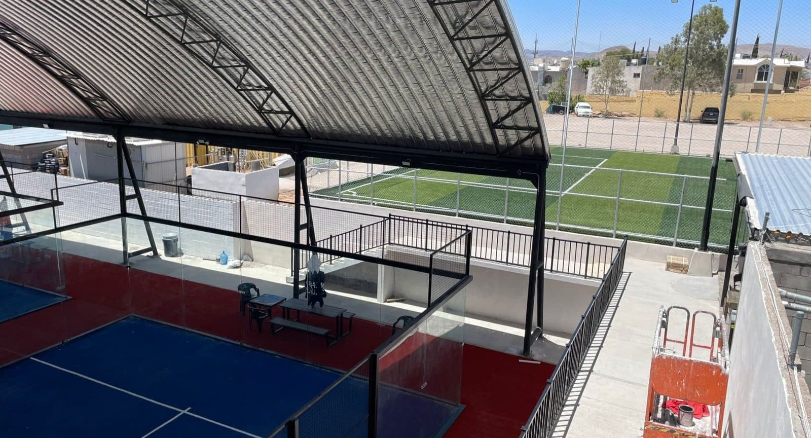 Sports Club Leones padel courts