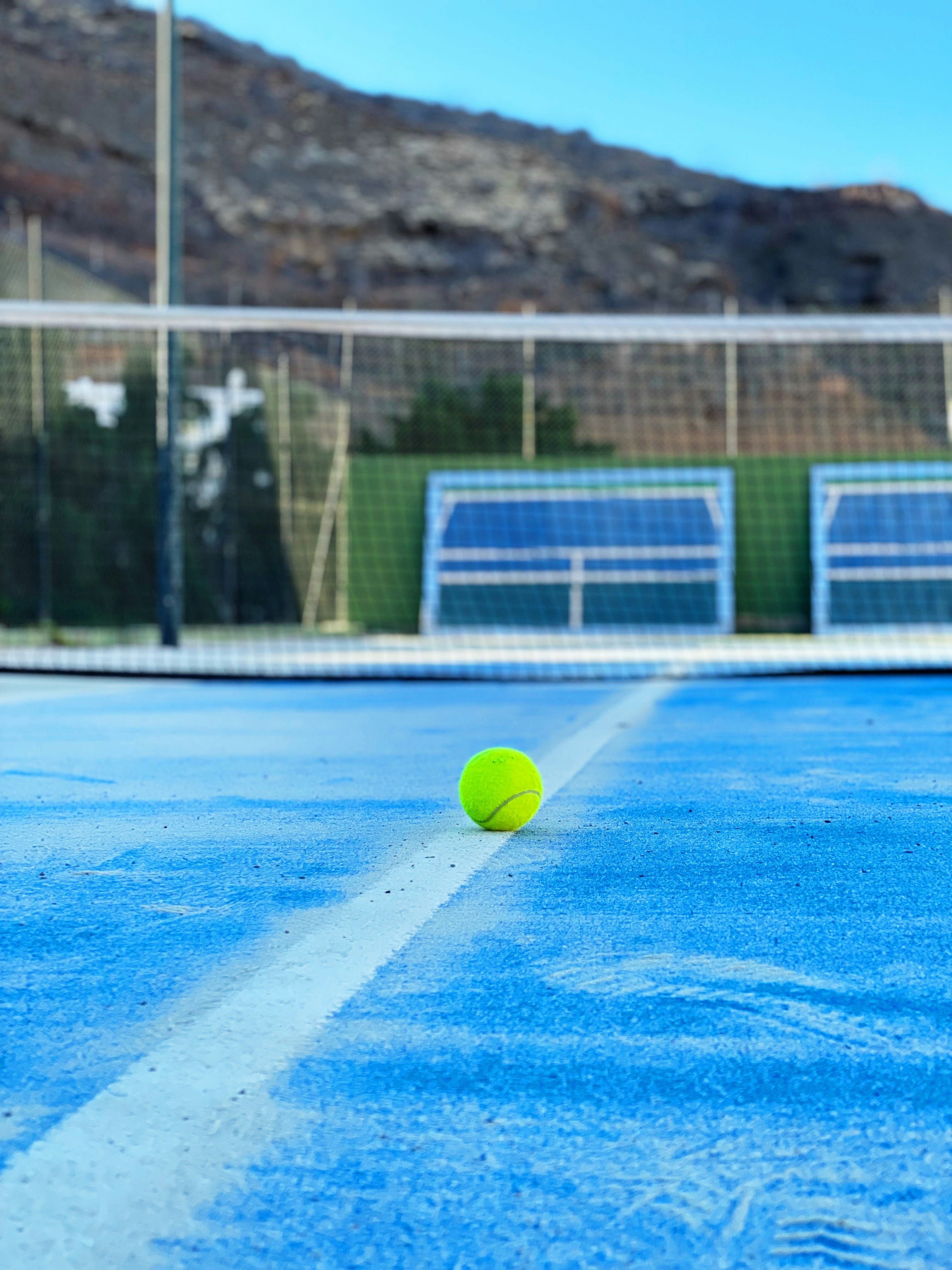 How to Hit a Lob in Padel: Defensive & Offensive Lobs